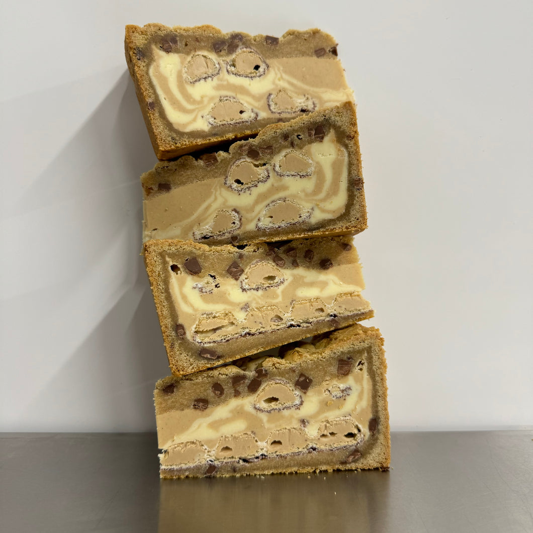 White Kinder Bueno MEGA Cookie Pie